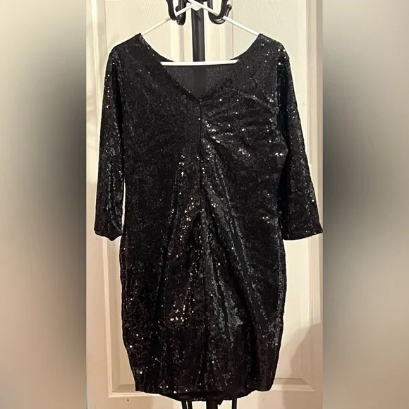 ✨ All That Glitters – Black Sequin Bodycon Dress (XL) ✨ - Picture 4 of 6
